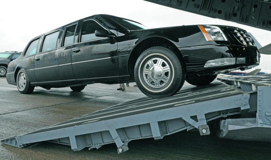 Ngựa thồ C-17 chở theo những gì đến Việt Nam cho TT Trump?